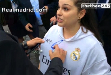 VIDEO: Fan nữ ở Turin bật khóc khi được ôm CR7