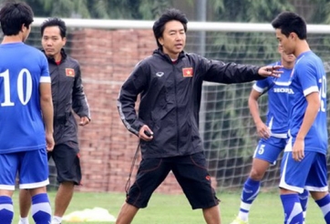 HLV Miura giám sát học trò một cách chặt chẽ