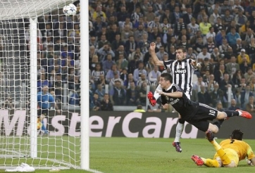 VIDEO: James Rodriguez bỏ lỡ đáng tiếc ở khoảng cách chưa đầy 3m