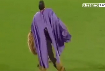 VIDEO: Linh vật xuất hiện trên sân cỏ với bộ dạng say xỉn