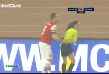 VIDEO: Lý do các cầu thủ rất thích trọng tài biên là nữ