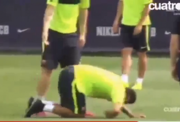 VIDEO: Neymar suýt lỡ đại chiến vì bị Rakitic vào bóng thô bạo trên sân tập