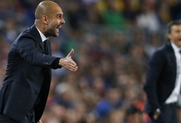VIDEO: HLV Pep Guardiola đứng ngồi không yên trong ngày trở lại sân Nou Camp