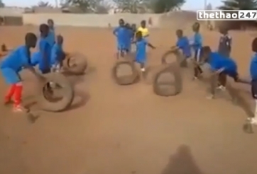 VIDEO: Bài tập đi bóng có 1 không 2 của các cầu thủ nhí Châu Phi