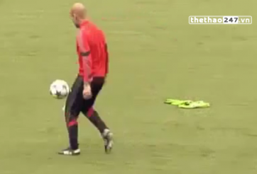 VIDEO: Skill xử lý bóng cực đỉnh của HLV Guardiola