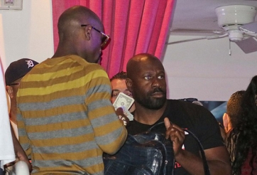 Mayweather phân phát tiền khi đi dự sinh nhật Chris Brown