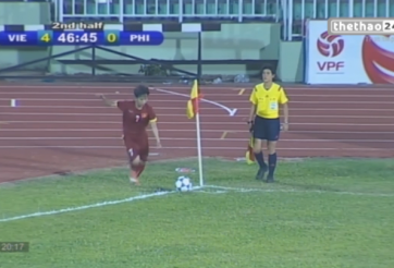 VIDEO: Tuyết Dung suýt lập thêm siêu phẩm từ chấm phạt góc