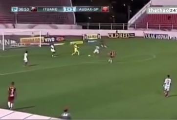 VIDEO: Thủ môn liều lĩnh tự tạo tình huống khó để được tỏa sáng