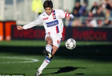 VIDEO: Xem Vua sút phạt Juninho 'bách phát bách trúng' vào lưới Julio Cesar