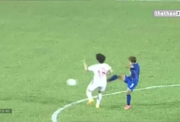 VIDEO: Tình huống bỏ bóng đá người của cầu thủ nữ Thái Lan