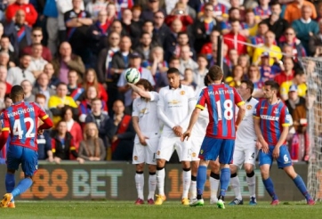 VIDEO: Pha sút phạt đẹp mắt của cầu thủ Crystal Palace đánh bại De Gea