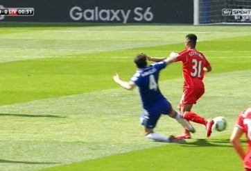 VIDEO: Pha vào bóng kinh hoàng của Fabregas với Sterling