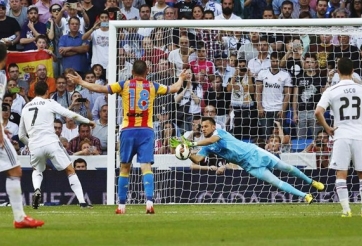 VIDEO: CR7 đá bay cúp, fan Barca nhảy múa sung sướng