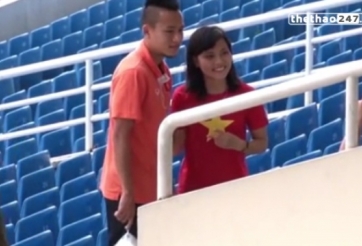 VIDEO: Huy Toàn bị fan bủa vây chụp ảnh cùng trên khán đài