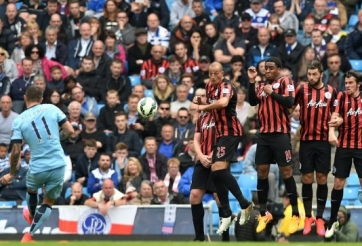 VIDEO: Pha sút phạt đẳng cấp của hậu vệ Man City