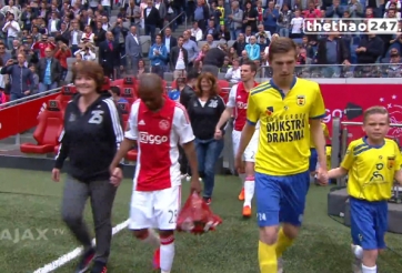 VIDEO: Các cầu thủ Ajax dắt tay mẹ ra sân nhân 'ngày của mẹ'