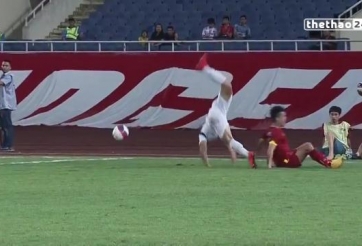 VIDEO: Pha vào bóng khiến Ngô Hoàng Thịnh lỡ SEA Games 28