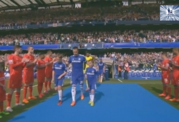 VIDEO: Cầu thủ Liverpool xếp hàng chào đón tân vương Chelsea