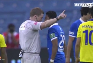 VIDEO: Cầu thủ phải nhận thẻ đỏ vì ăn thua với trọng tài