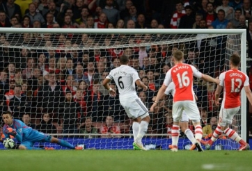 VIDEO: Các chân sút Arsenal vô hại trước khung thành Swansea