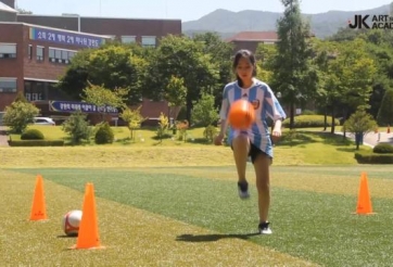 VIDEO: Hot girl xứ Hàn biểu diễn bóng đá cực chất