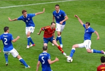 VIDEO: Kỹ năng giữ bóng thượng thừa của ảo thuật gia Iniesta