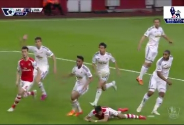 VIDEO: Tình huống ăn vạ kiếm pen của Sanchez ở trận gặp Swansea