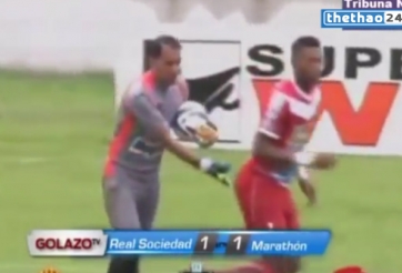 VIDEO: Chết cười thủ môn nhận thẻ đỏ vì tội 'sàm sỡ' đối phương