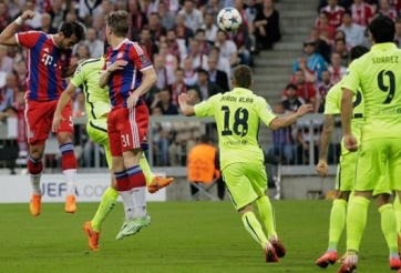 VIDEO: Benatia đánh đầu hiểm hóc hạ gục thủ thành Ter Stegen