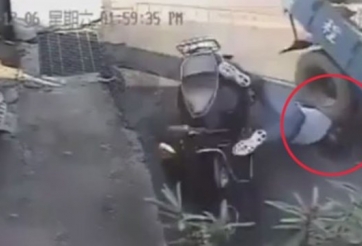 VIDEO: Thoát chết khi bị ô tô cán qua nhờ mũ bảo hiểm xịn