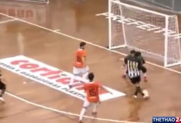 VIDEO: Cú rabona xỏ háng thủ môn đối phương của huyền thoại Futsal Brazil