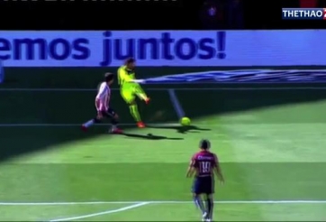 VIDEO: Thủ môn trả giá bằng bàn thua vì... phát bóng hụt