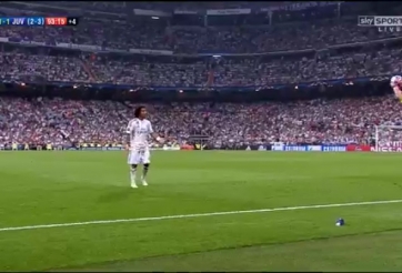 VIDEO: Pha ném biên hài hước của Casillas