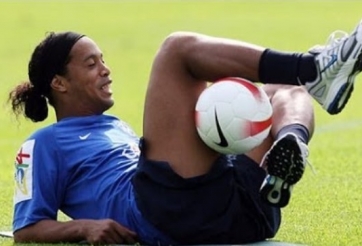 VIDEO: Ronaldinho phô diễn kỹ thuật thượng thừa trong lúc tập luyện
