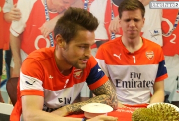 VIDEO: Cảm xúc của sao Arsenal khi thử hương vị của trái Sầu Riêng