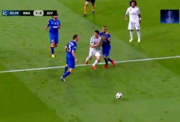 VIDEO: Tình huống James Rodriguez nhận thẻ vàng vì lỗi ăn vạ trong vòng cấm