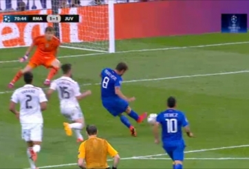 VIDEO: Phản xạ cứu thua xuất thần của thủ thành Casillas