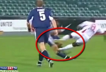 VIDEO: Pha vào bóng kinh hoàng khiến đối phương gãy gập đầu gối