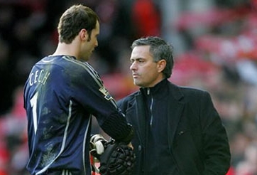 Bến đỗ mới của Cech phụ thuộc vào HLV Mourinho