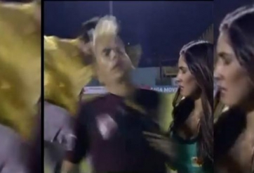 VIDEO: Cầu thủ bị khán giả 'song phi' khi đang phỏng vấn cùng người đẹp