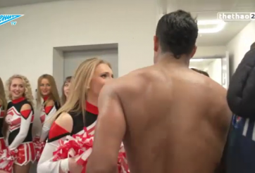 VIDEO: 2 lần Hulk khiến các người đẹp phát cuồng với màn cởi áo khoe cơ bắp