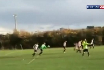 VIDEO: Thủ môn lập siêu phẩm phát bóng ghi bàn... vào lưới nhà