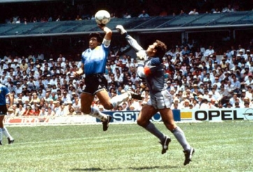 VIDEO: Những pha ghi bàn bằng 'bàn tay của Chúa' trong lịch sử