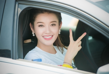 VIDEO: Á hậu huyền My la hét trên siêu xe chạy tốc độ 230kmh