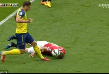 VIDEO: Phil Jones nỗ lực dùng đầu phá bóng để Giroud không thể dứt điểm