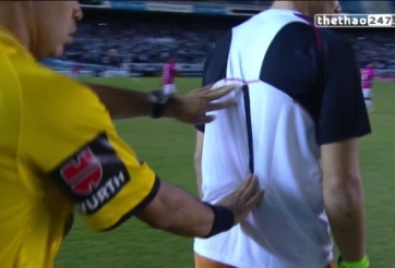 VIDEO: Hài hước thủ môn dùng băng dính để giữ số áo khỏi rơi