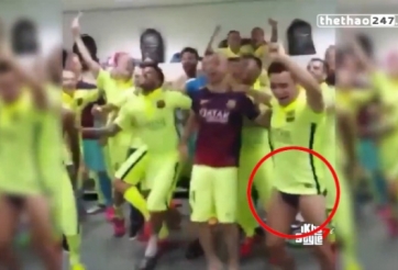 VIDEO: Màn ăn mừng hài hước của Xavi trong phòng thay đồ