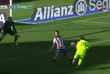 VIDEO: Trọng tài bỏ qua quả penalty mười mươi của Barcelona