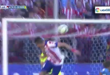 VIDEO: Pha bay người cứu thua xuất thần của thủ thành Bravo cho Barcelona