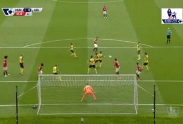 VIDEO: 'Cái mông thần thánh' của Smalling đã cứu cho Arsenal 1 bàn thua trông thấy